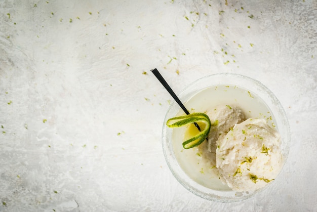 Margarita galleggiante rinfrescante con cocktail alcolici estivi Con gelato al lime e tonico salato con scorza Con contorno di lime Su un tavolo di cemento bianco