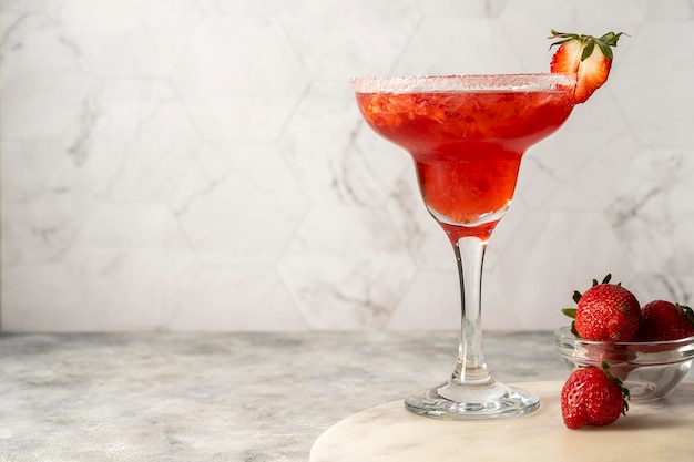 Margarita rinfrescante alla fragola in glasse alto con lo spazio della copia della fragola fresca