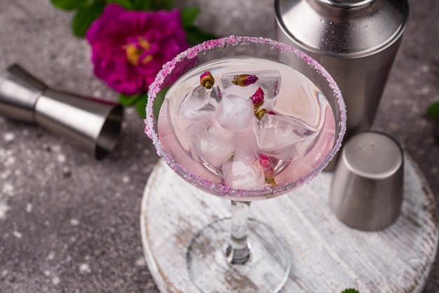 Margarita rosa cocktail con sciroppo di rose