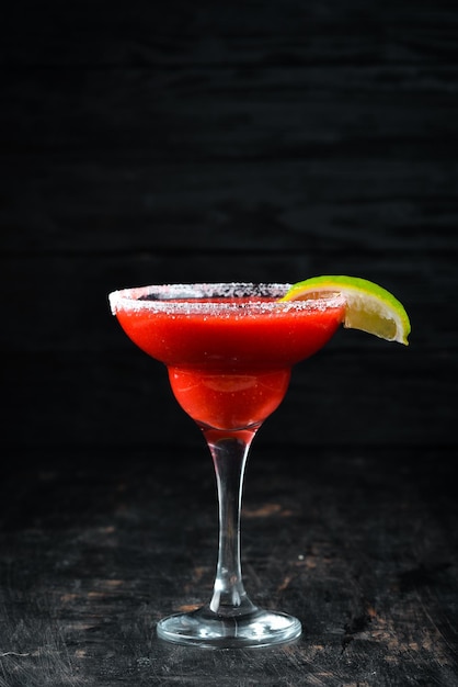 Margarita Strawberry Cocktail alcolico su uno sfondo di legno Vista dall'alto Spazio per la copia gratuito