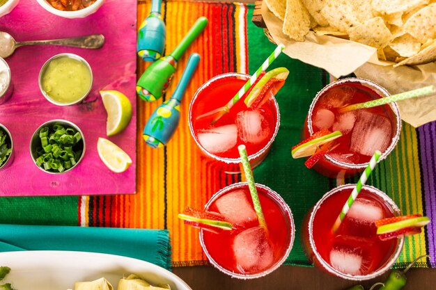 Margaritas alla fragola e lime sul tavolo della festa.