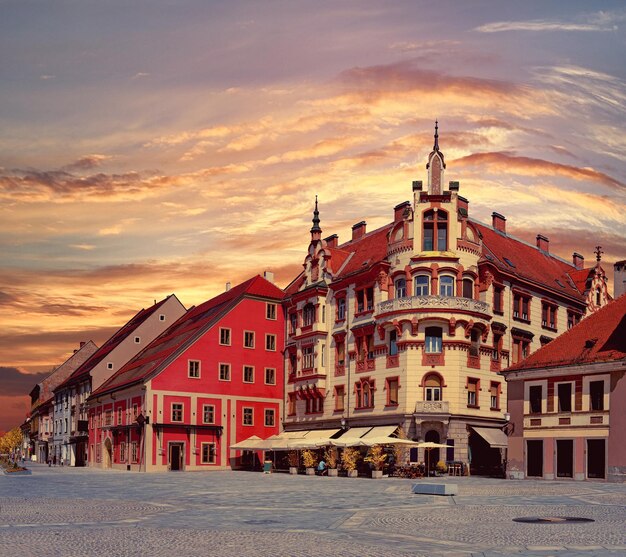 Maribor piazza principale in Slovenia immagine panoramica con cielo blu panoramico paesaggio urbano famoso turista