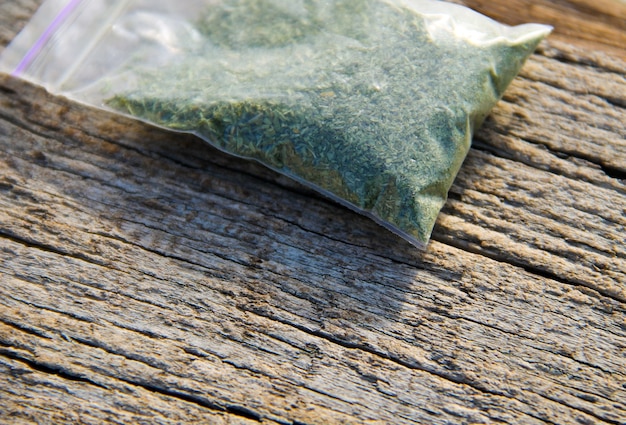 Marijuana in pacchetto sullo sfondo di legno