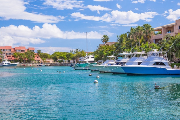 Marina a Puerto Aventuras con barche in una giornata di sole