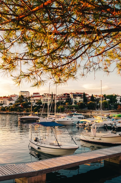 Marina al mare Adriatico a Pola, Croazia. Al tramonto