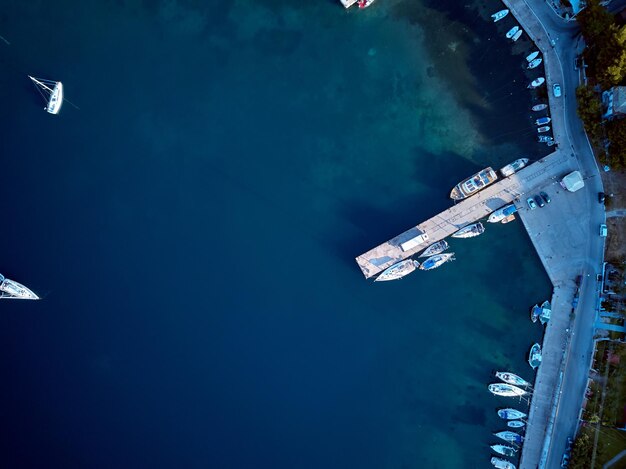 Marina con vista aerea dall'alto degli yacht