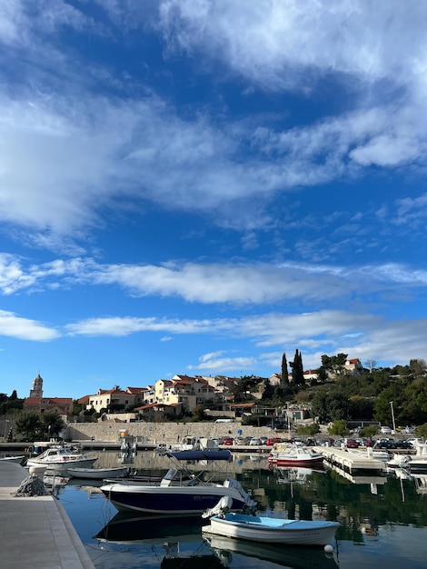 Marina con yacht ormeggiati al largo della costa collinare della località turistica