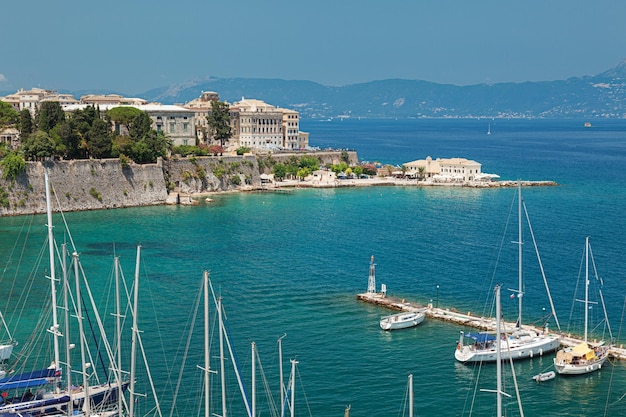 Marina con yacht ormeggiati e centro storico. Vista dalla vecchia fortezza di Kerkyra (città di Corfù), isole ioniche, Grecia.