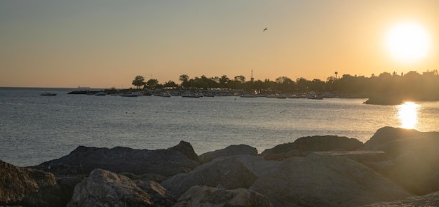 Marina con yacht sul lungomare di Istanbul al tramonto Vista del porto con bellissimi motoscafi in una giornata estiva