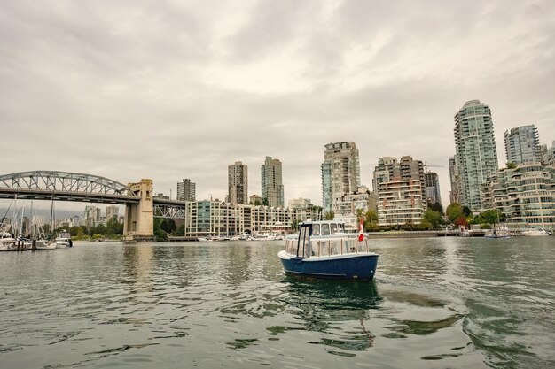 Marina dell'isola di Granville e barche tradizionali con la scritta False Creek nel centro di Vancouver in Canada