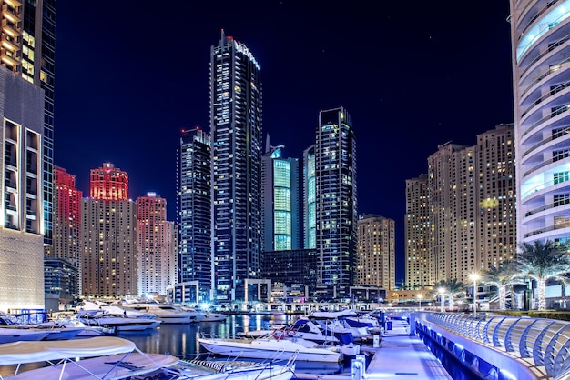 Marina di Dubai di notte