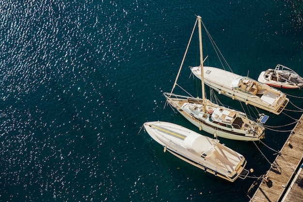 Marina di mare per yacht e barche e paesaggio marino in una giornata di sole e acqua blu.