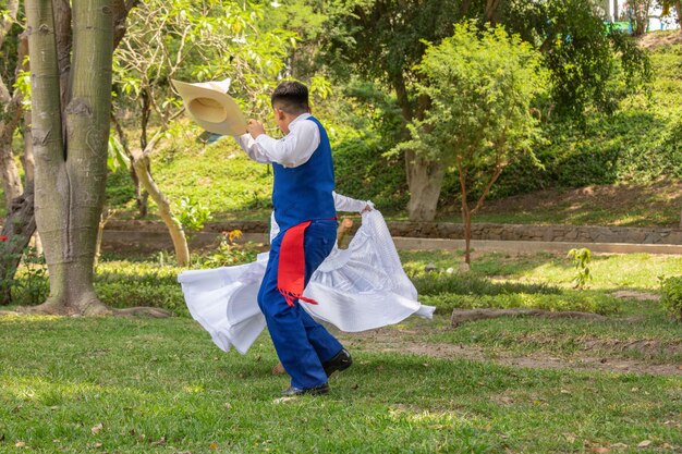 Marinera Perù Danza tradizionale peruviana bambini giovani che ballano movimento culturale tradizione.