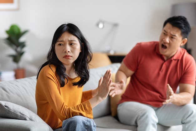 Marito asiatico arrabbiato che urla alla moglie sconvolta