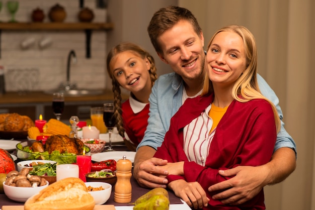 Marito che abbraccia la moglie in cucina