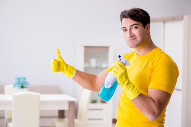 Marito dell'uomo che pulisce la casa aiutando sua moglie