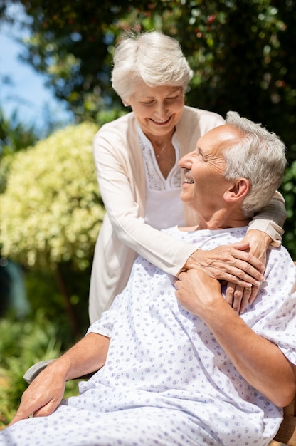 Marito di visita della donna senior in ospedale