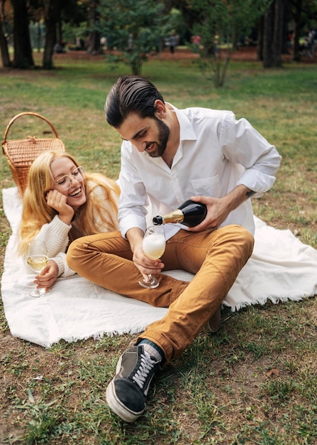 Marito e moglie che hanno un picnic nel parco