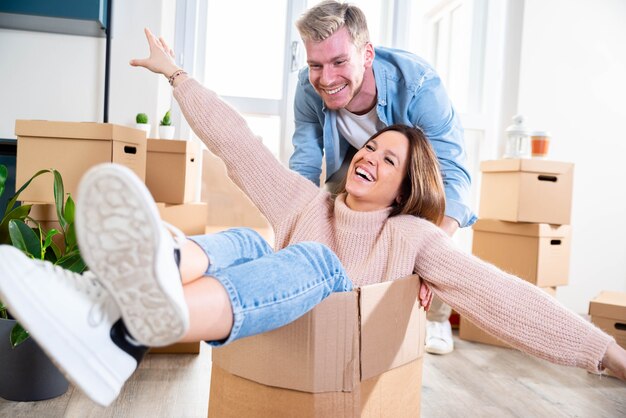 Marito e moglie che si trasferiscono nella nuova casa