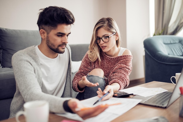 Marito e moglie con stress finanziario