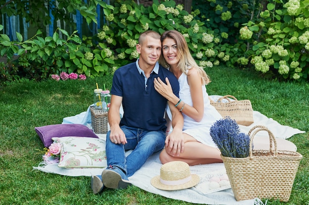 marito e moglie di famiglia nel giardino estivo riposo picnic