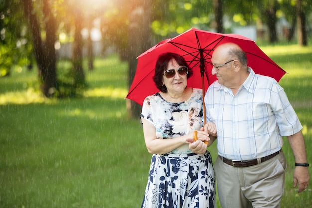 Marito e moglie di vecchiaia a fare una passeggiata