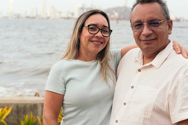 Marito e moglie sorridenti in piedi nel parco