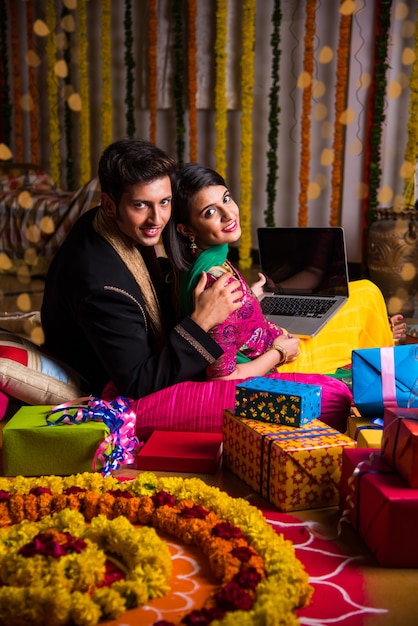 Marito indiano che lega o regala una collana alla sua bellissima moglie per celebrare l'anniversario del festival Diwali