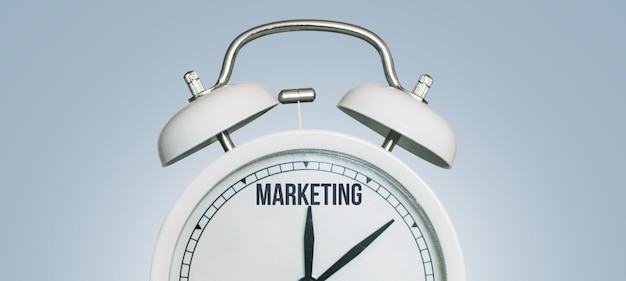 Marketing time idea creativa Vintage bianco Orologio e frecce puntano al concetto di marketing Sviluppo commerciale di successo Tempo di marketing