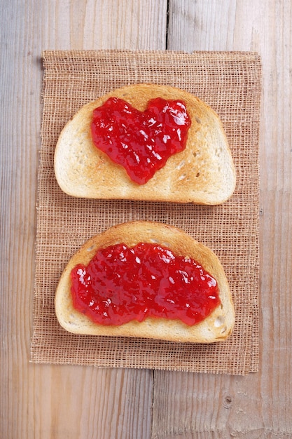 Marmellata a forma di cuore su crostini di pane