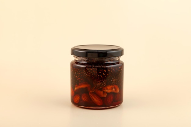 Marmellata con pigne mandorle noci e noci in barattolo di vetro Sciroppo salutare per sostenere il sistema immunitario