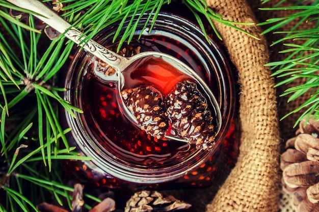 Marmellata dai coni. Messa a fuoco selettiva Cibo e bevande.