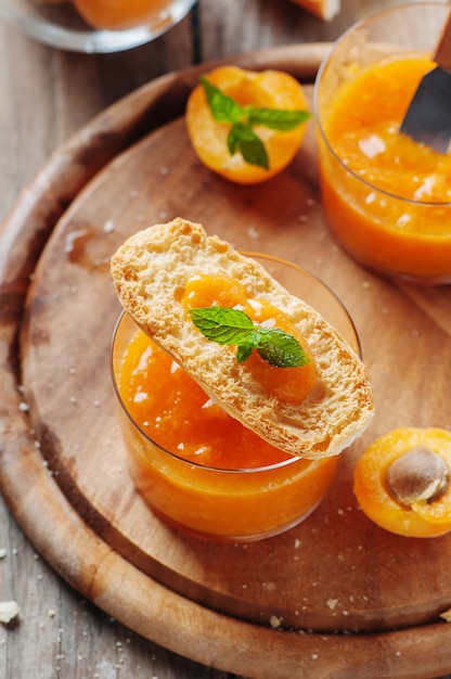 Marmellata di albicocche con pane