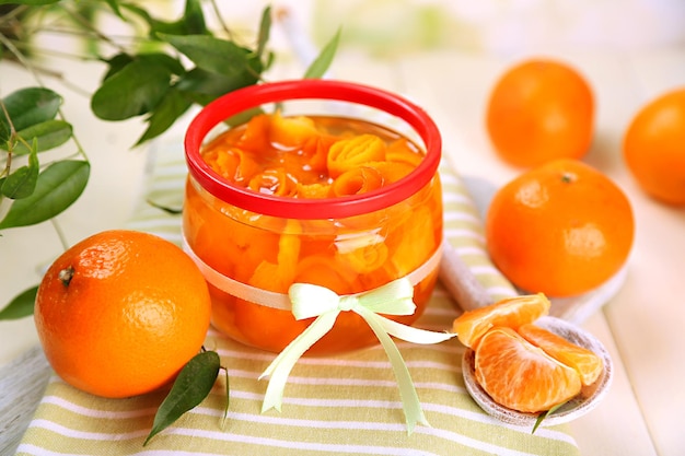 Marmellata di arance con scorza e mandarini su tavolo di legno bianco
