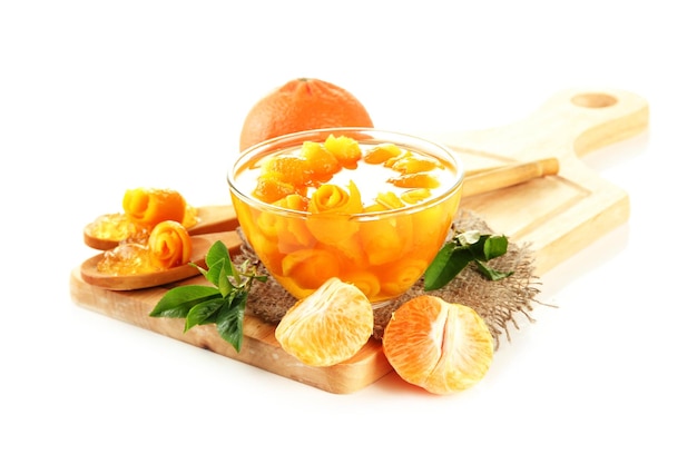 Marmellata di arance con scorza e mandarini sulla scrivania in legno isolata su bianco
