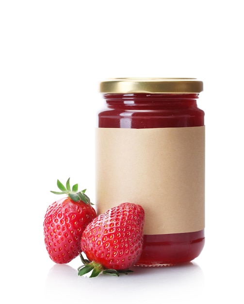Marmellata di bacche e fragole isolate su bianco