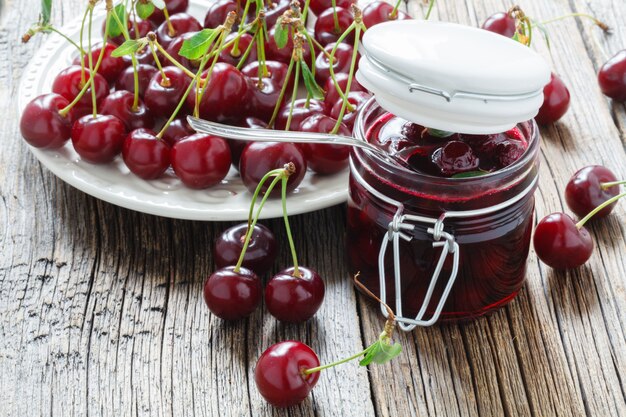 Marmellata di ciliegie sul tavolo