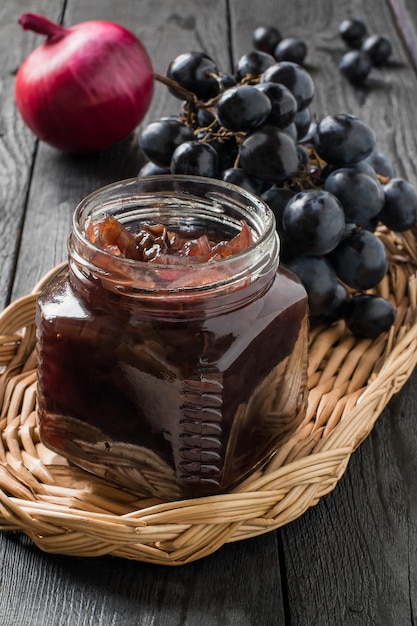 Marmellata di cipolle con uva in vasetti di vetro