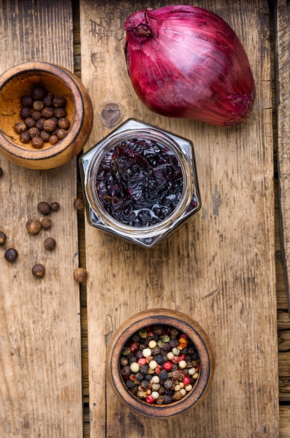 Marmellata di cipolle in barattolo di vetro