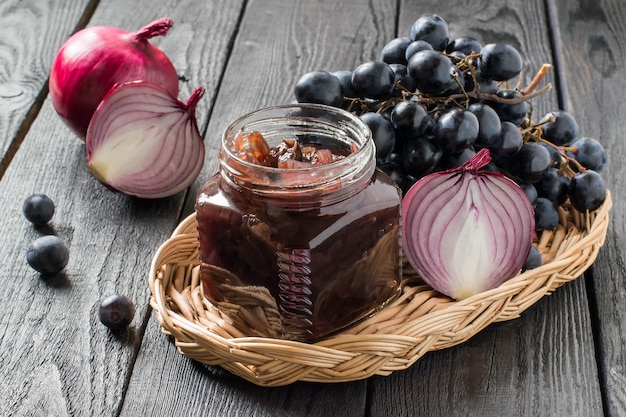 Marmellata di cipolle rosse o confettura con uva e ingredienti per la sua preparazione Cucina francese