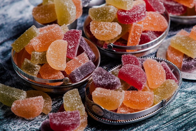 Marmellata di dessert a forma di fettine di limone e arancia