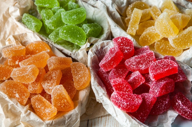 Marmellata di dolci a forma di fettine di limone e arancia