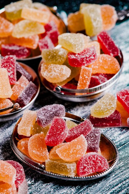 Marmellata di dolci a forma di fettine di limone e arancia