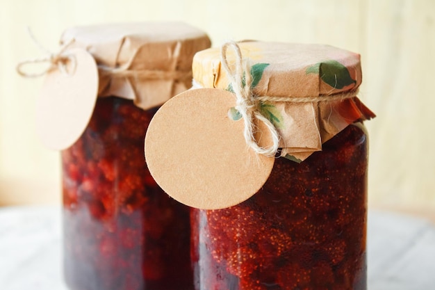 Marmellata di fragole. Barattolo di vetro di marmellata di fragole con un'etichetta vuota