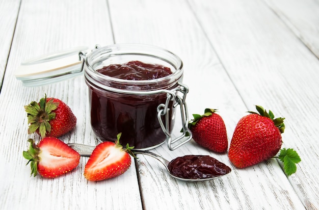 Marmellata di fragole e fragole fresche