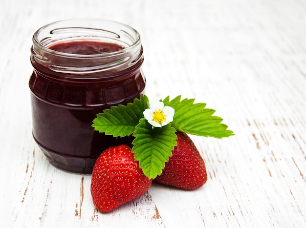 Marmellata di fragole e fragole fresche