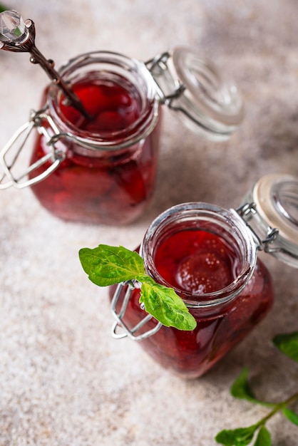 Marmellata di fragole fatta in casa in barattolo