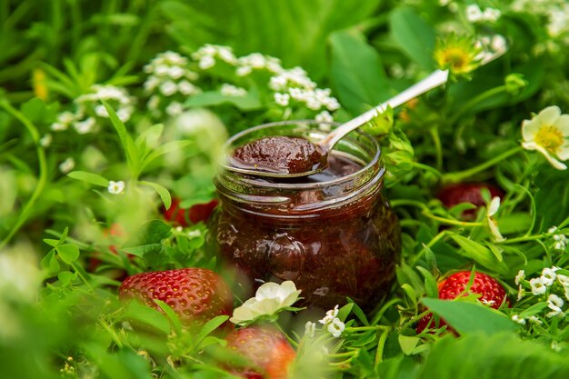 Marmellata di fragole fatta in casa in vasetto. Messa a fuoco selettiva. Cibo.