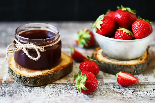 Marmellata di fragole in barattolo.