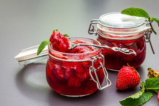 Marmellata di fragole in un barattolo di vetro.